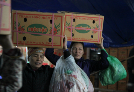 Muôn cảnh “oằn mình” mưu sinh trong đêm rét buốt